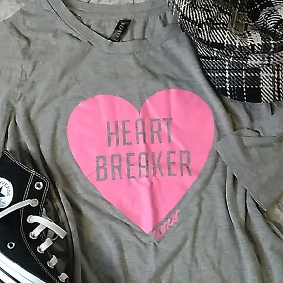 XOXO heartbreak graphic 3/4 sleeve gray tshirt - Picture 1 of 8